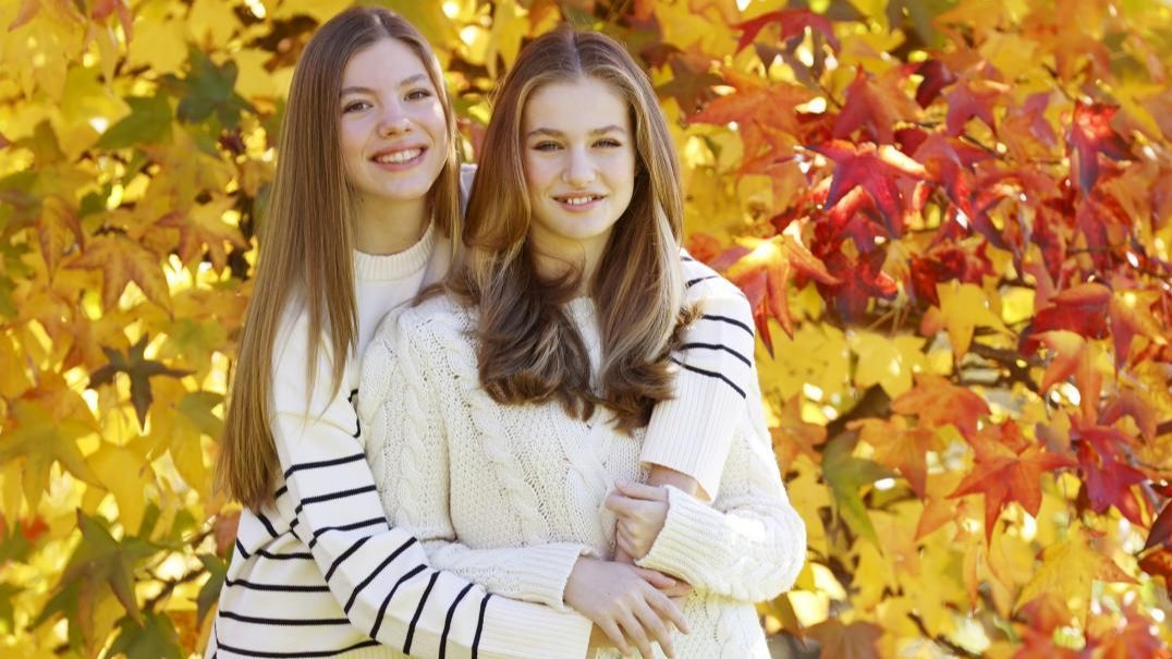 Leonor y Sofía, en la felicitación navideña de 2022