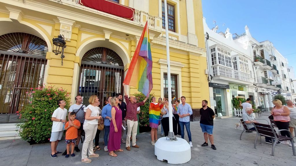 Momento de izado de la bandera LGTBI+ en el ayuntamiento de Chiclana el pasado 27 de junio