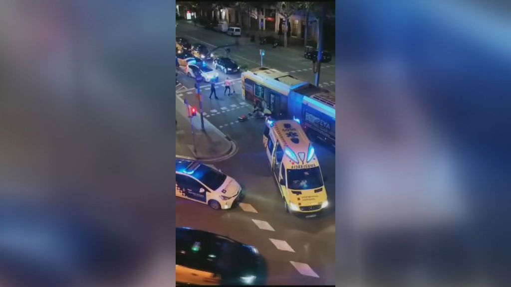 Un hombre empuja a un joven a la calzada y acaba atropellado por un NitBus en Barcelona
