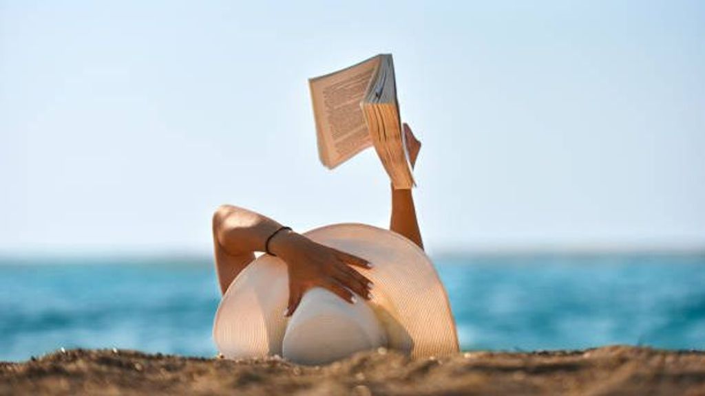 Un libro se convierte en la mejor compañía para una tarde de desconexión y playa al sol