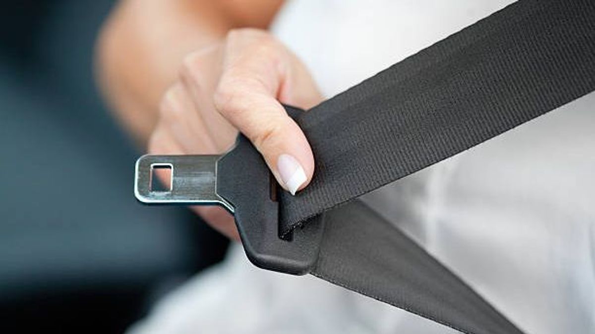 Abrochar los cinturones traseros aunque no haya nadie va a aumentar tu seguridad