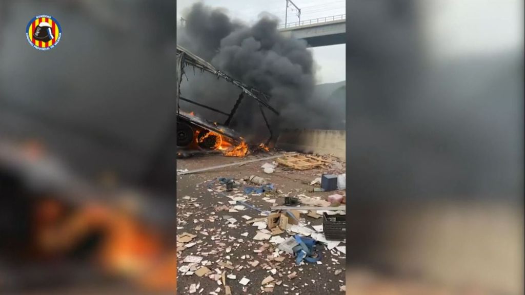 Aparatoso accidente con un camión ardiendo colgado de un puente en Moixent, Valencia