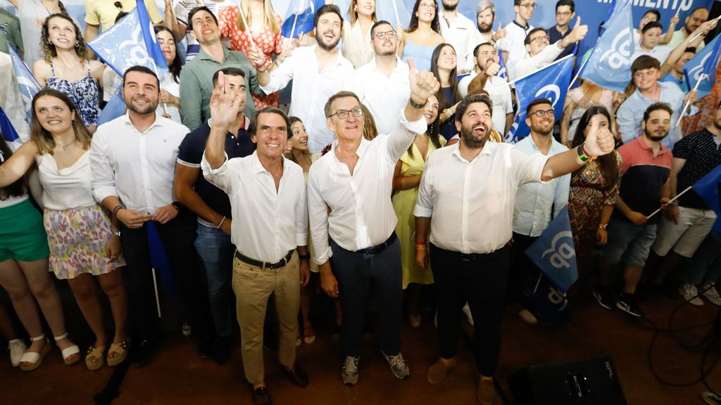 El candidato del PP, Alberto Núñez Feijóo, junto al expresidente Aznar y el presidente de Murcia