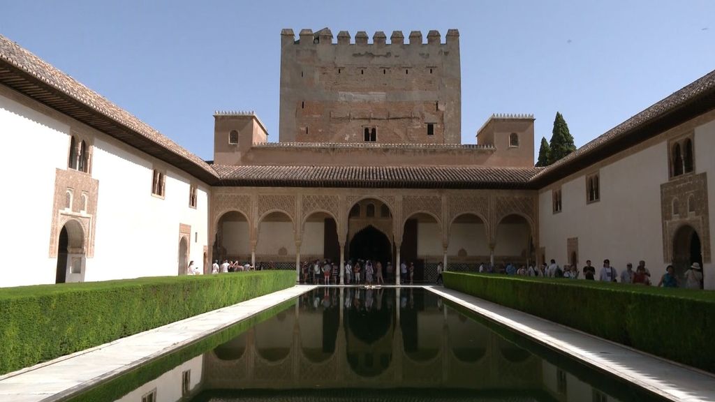 Estanque de agua y torre al fondo en la Alhambra de Granada