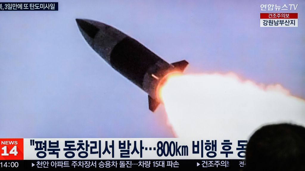 Imagen de archivo de un misil balístico norcoreano en una televisión de Corea del Sur