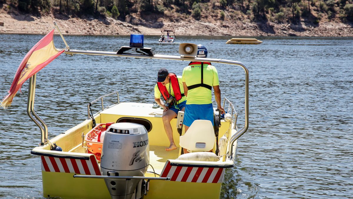 SUMMA 112 de Madrid realizando un simulacro de rescate en el Embalse de San Juan