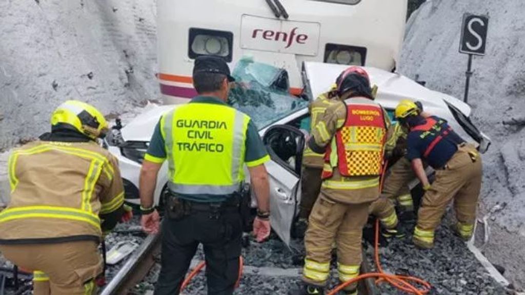 Un tren arrolla a un coche en un paso a nivel en Lugo: un muerto y dos heridos graves