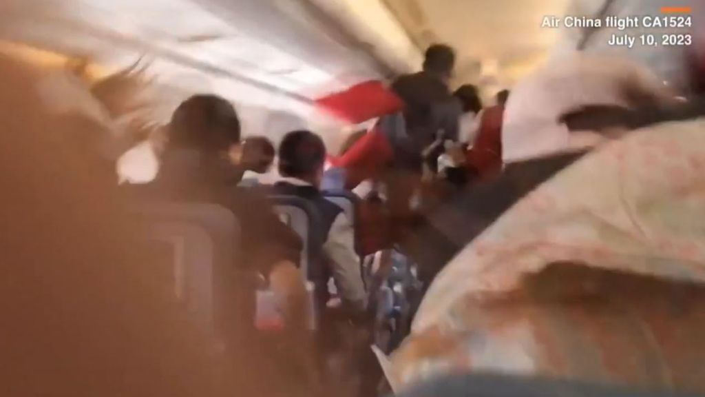 Un pasajero sale ‘disparado’ de su asiento y se golpea contra el techo por las turbulencias en un vuelo en China