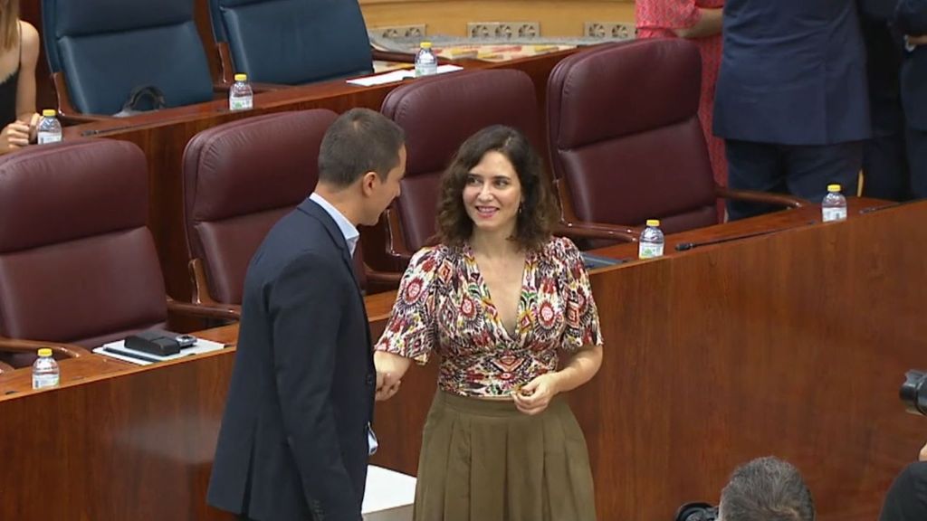 Los gestos de apoyo en la Asamblea de Madrid a Isabel Díaz Ayuso tras perder a su bebé