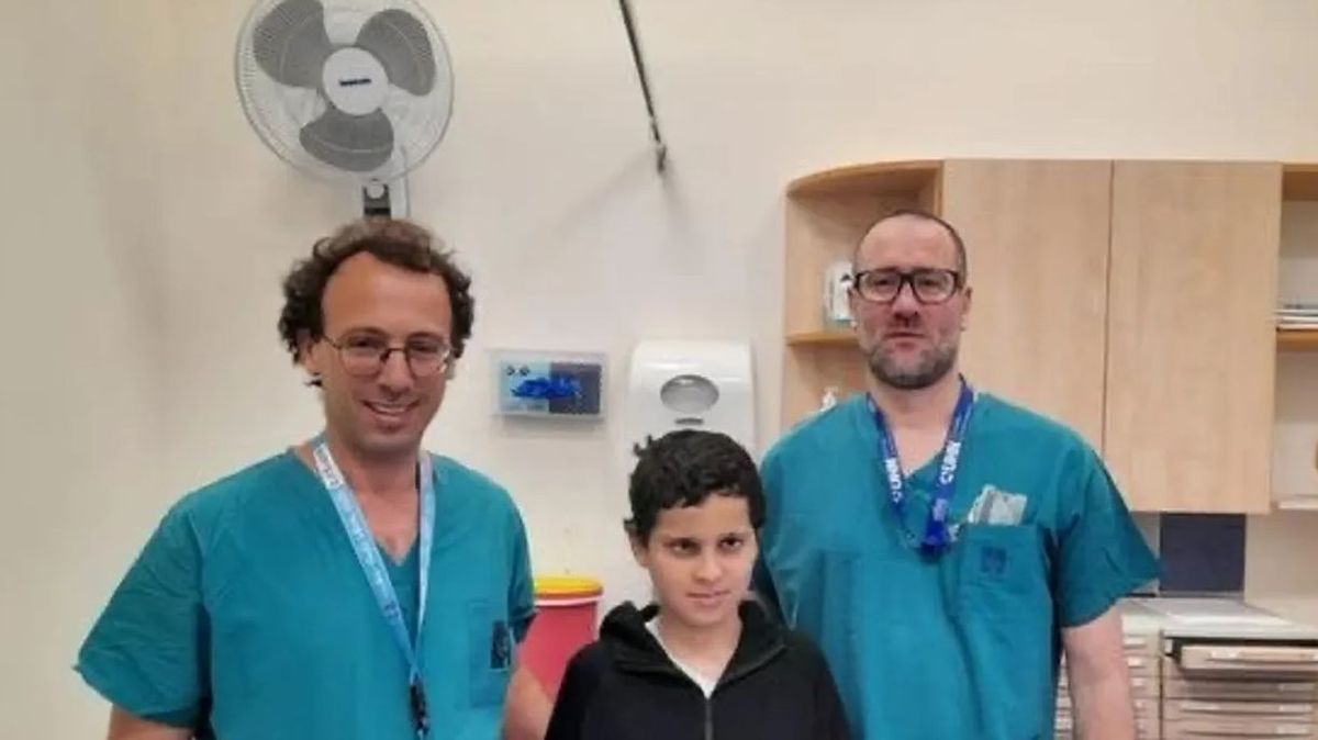 Cirujanos de Israel vuelven a colocar la cabeza a un niño con una 'decapitación interna' tras un accidente
