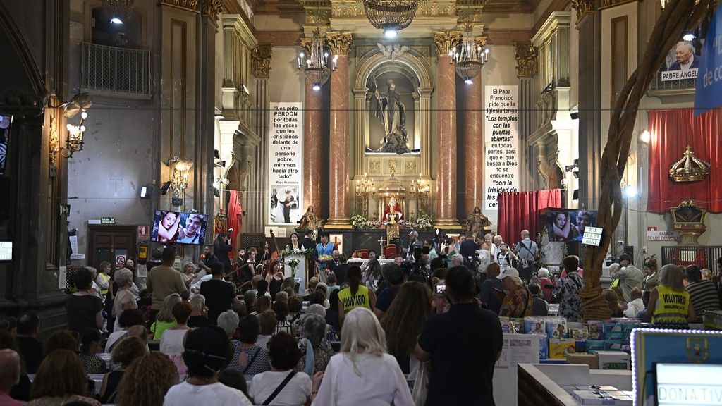El interior de la la iglesia de San Antón ha alojado el funeral público a Carmen Sevilla