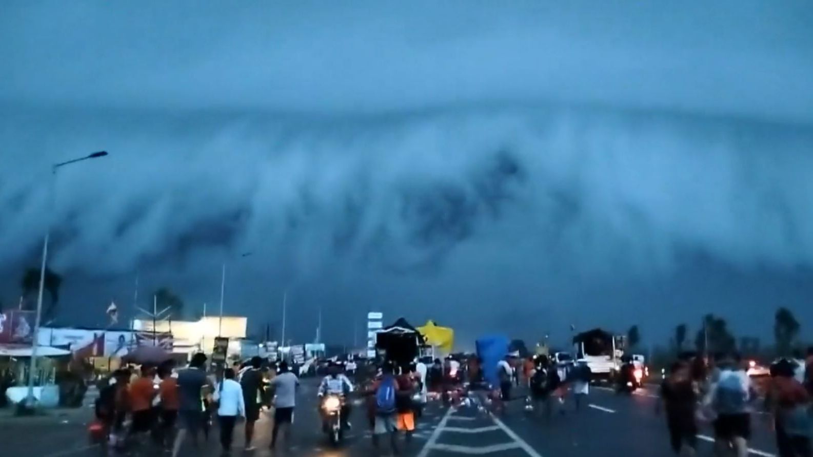 Una enorme nube en forma de arco ‘inunda’ el cielo en el norte de la India