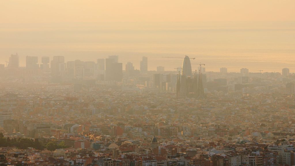 Una nube de polvo africano envuelve Barcelona