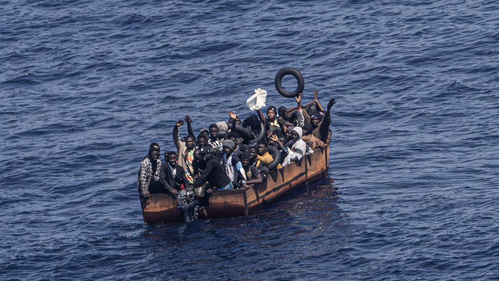 Una patera intenta llegar a la costa de Lampedusa a finales de junio.