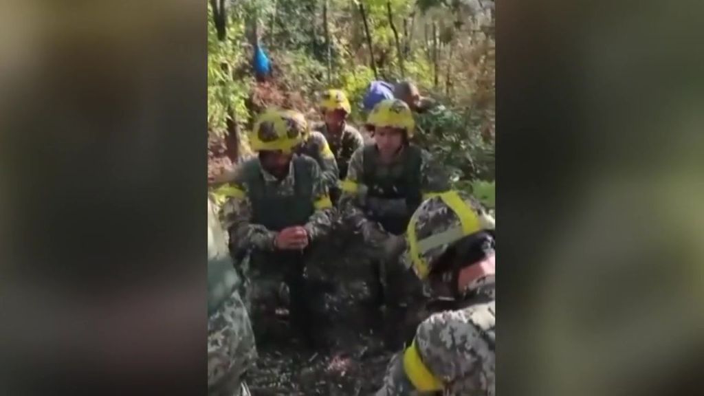 Voluntarios colombianos empotrados en el ejército ucraniabo rezan antes de entrar en combate en el frente de Bajmut