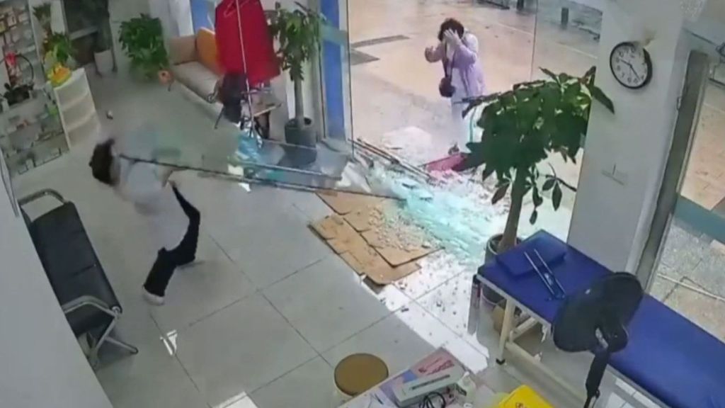 Accidente en cadena en una clínica en China: una puerta se rompe y otra impacta en la cara de una empleada