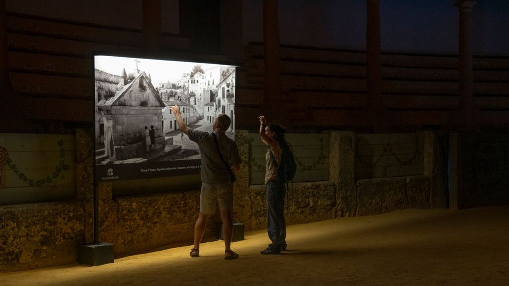 Dos visitantes de la exposición fotográfica en Ronda (Málaga)