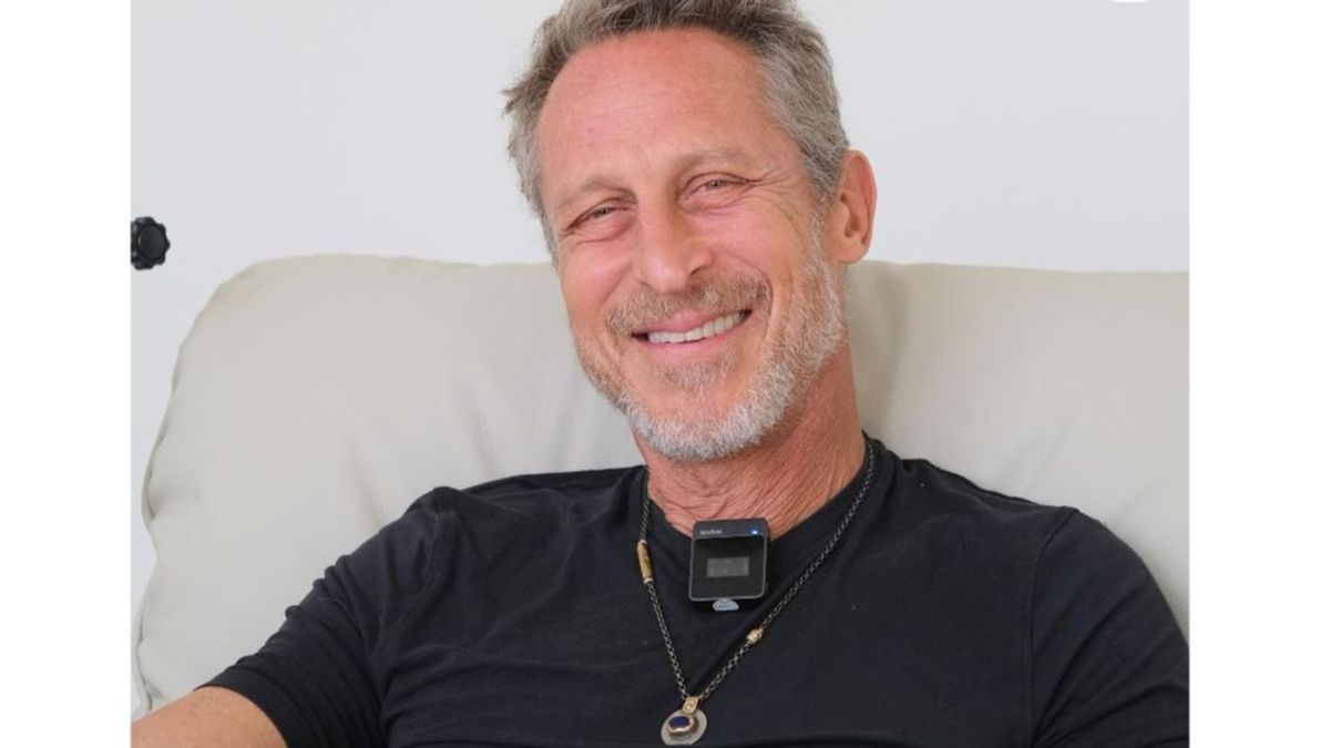 El secreto de Mark Hyman, un doctor de 63 años que asegura tener una edad biológica de 43