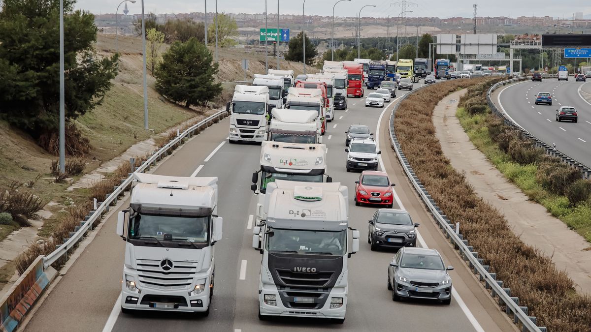 EuropaPress 4323905 atasco camiones m 45 quinto dia paros sector transportes 18 marzo 2022