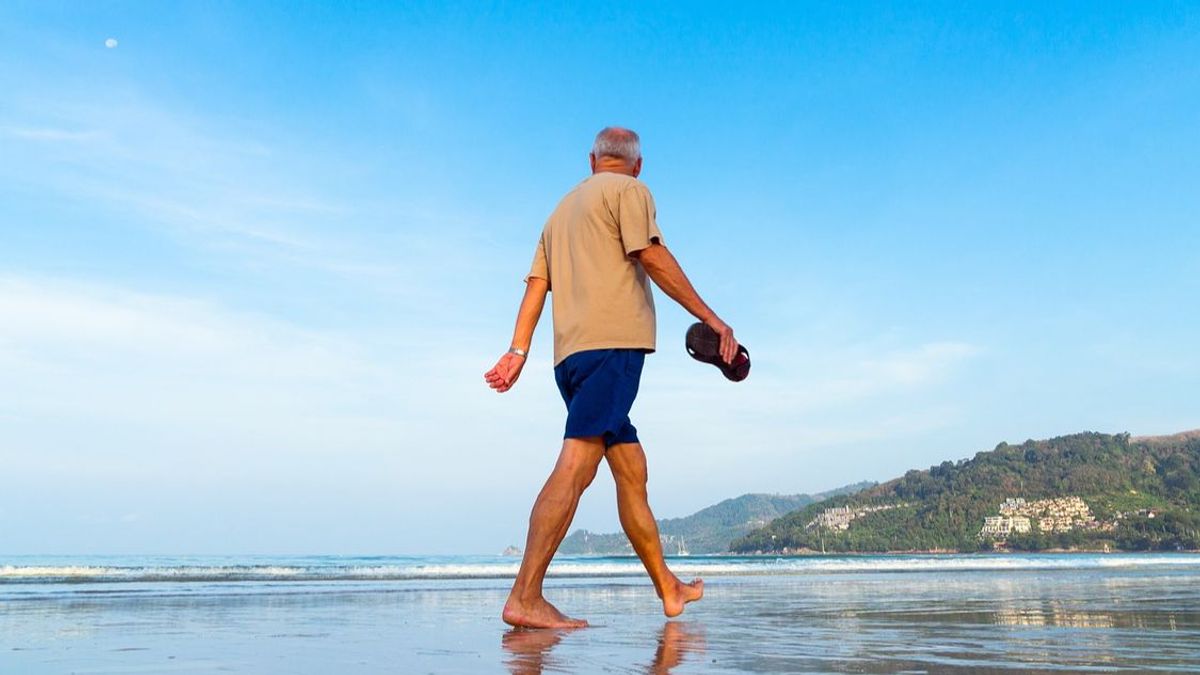 Hombre caminando por la playa