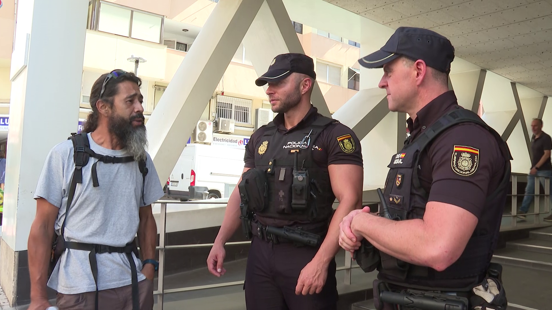 Los policías que arriesgaron su vida para salvar a un hombre en el incendio de su piso en Alicante: “Hicimos lo que teníamos que hacer”