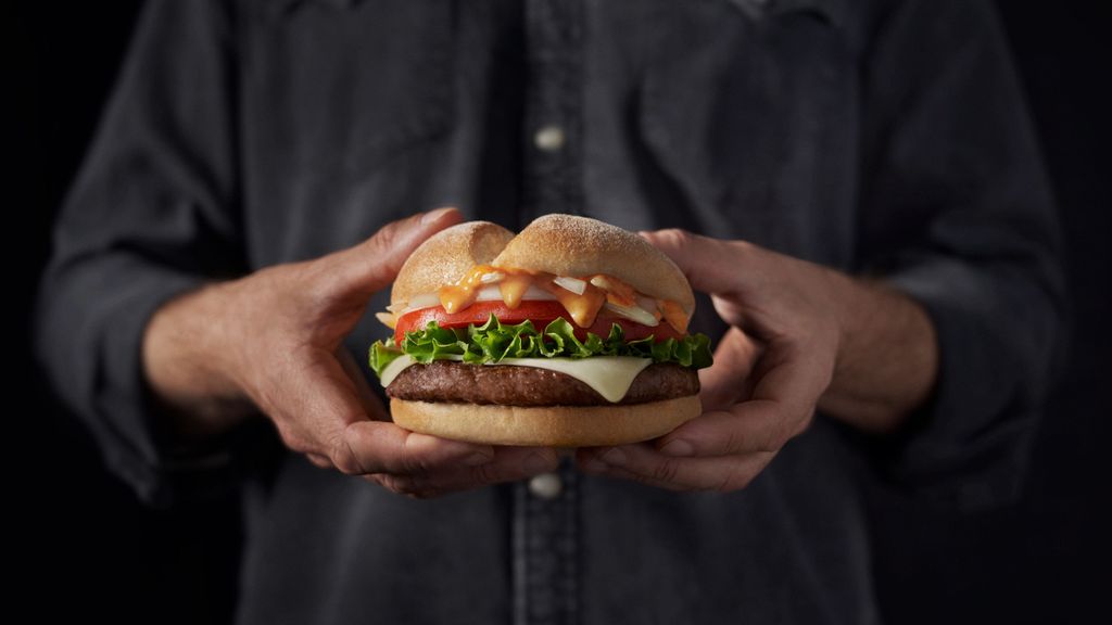 Una persona muestra una hamburguesa