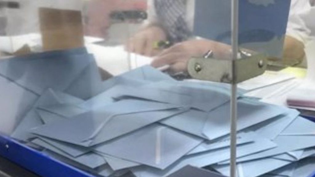 Una urna con votos en un proceso electoral en España