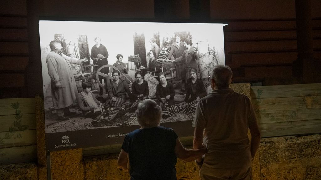 Vecinos de Ronda ven a familiares en las fotos expuestas