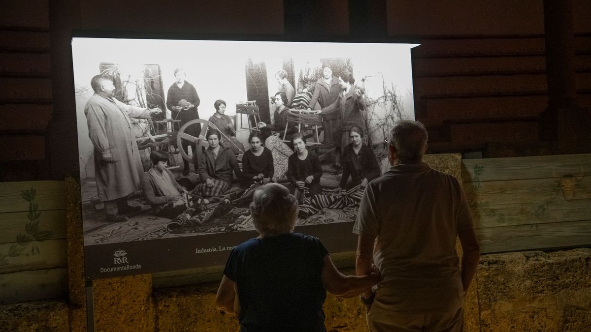 Vecinos de Ronda ven a familiares en las fotos expuestas