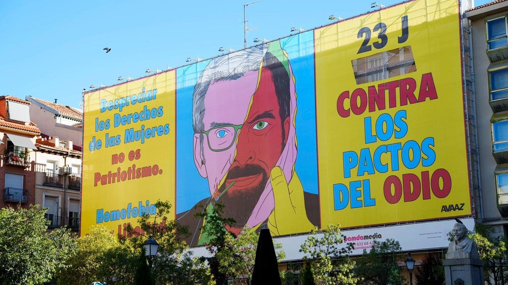 La Junta Electoral manda a retirar una parte de la lona "contra pactos del odio" de PP y Vox de Madrid