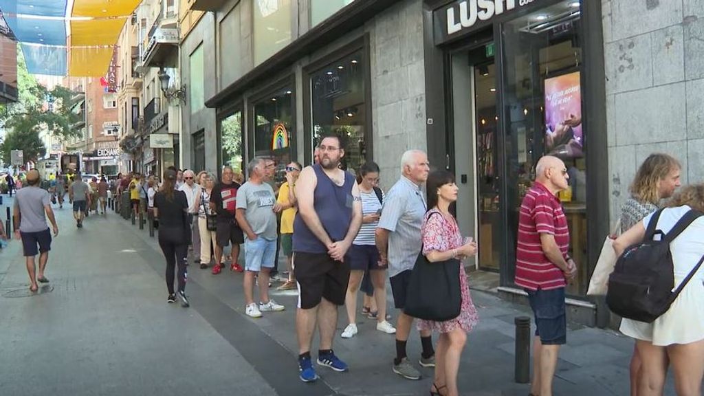 Los turistas hacen colas a más de 40 grados para conseguir su primer décimo de la Lotería de Navidad