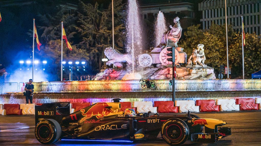 El piloto 'Checo' Pérez recorre el centro de Madrid con el monoplaza de Fórmula 1