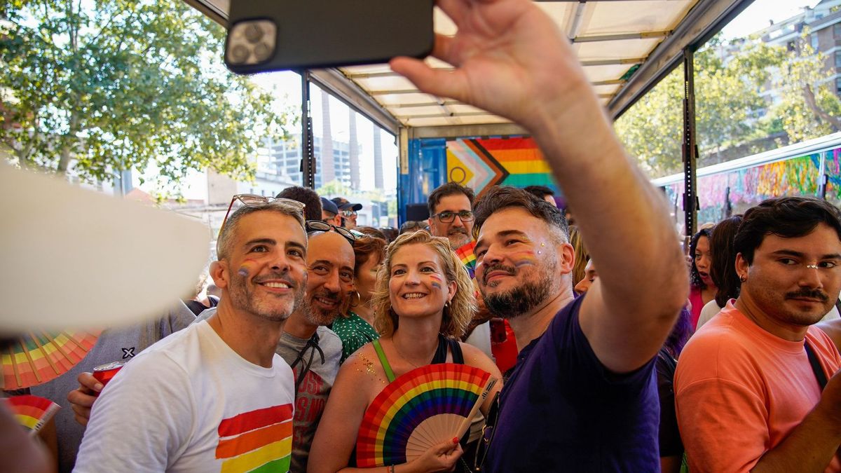 Gabriel Rufián participa en el desfile del Pride en Barcelona