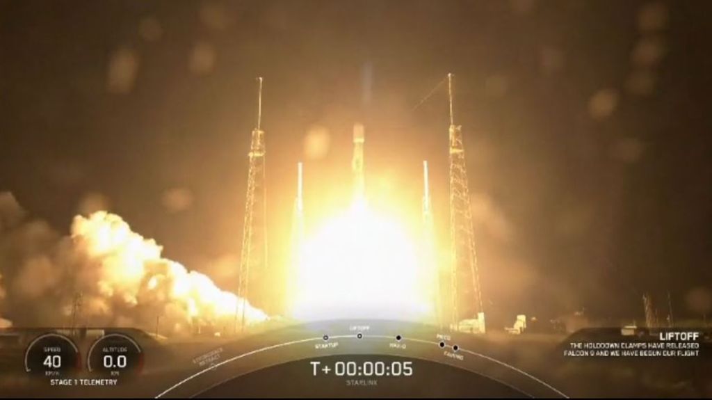 Un cohete Falcon 9 de SpaceX lanza 54 satélites Starlink a la órbita terrestre
