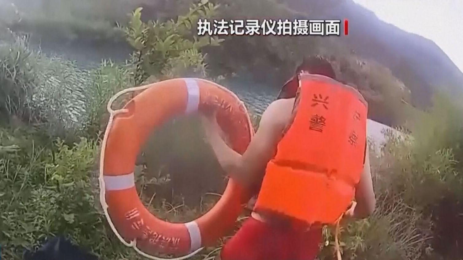 Agónico rescate de los pasajeros de un coche sumergido en un embalse en China