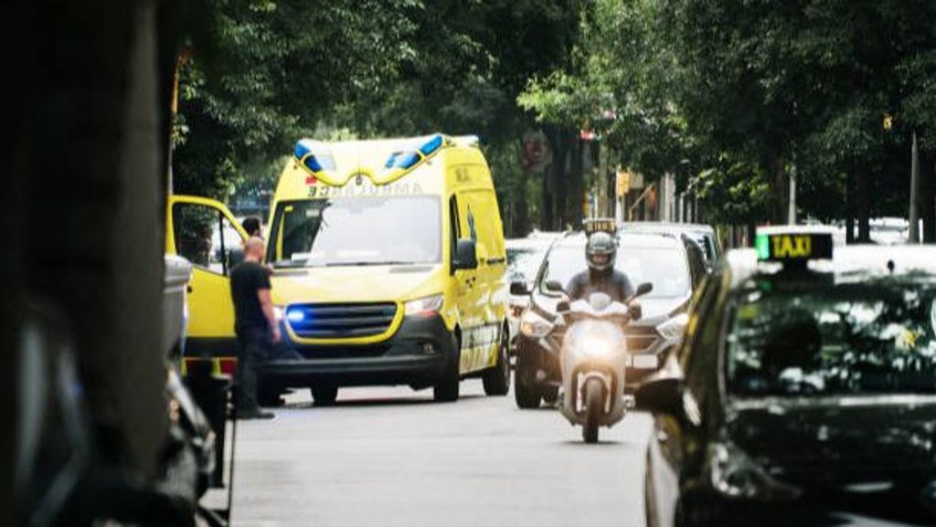 Ambulancia en la vía urbana.