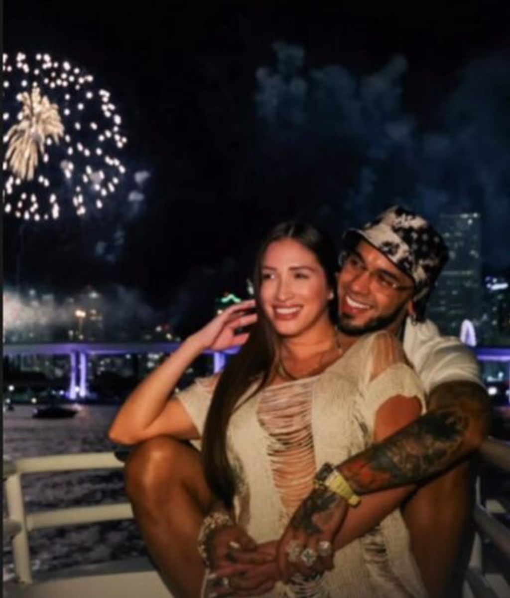 Anuel AA abrazado a otra mujer