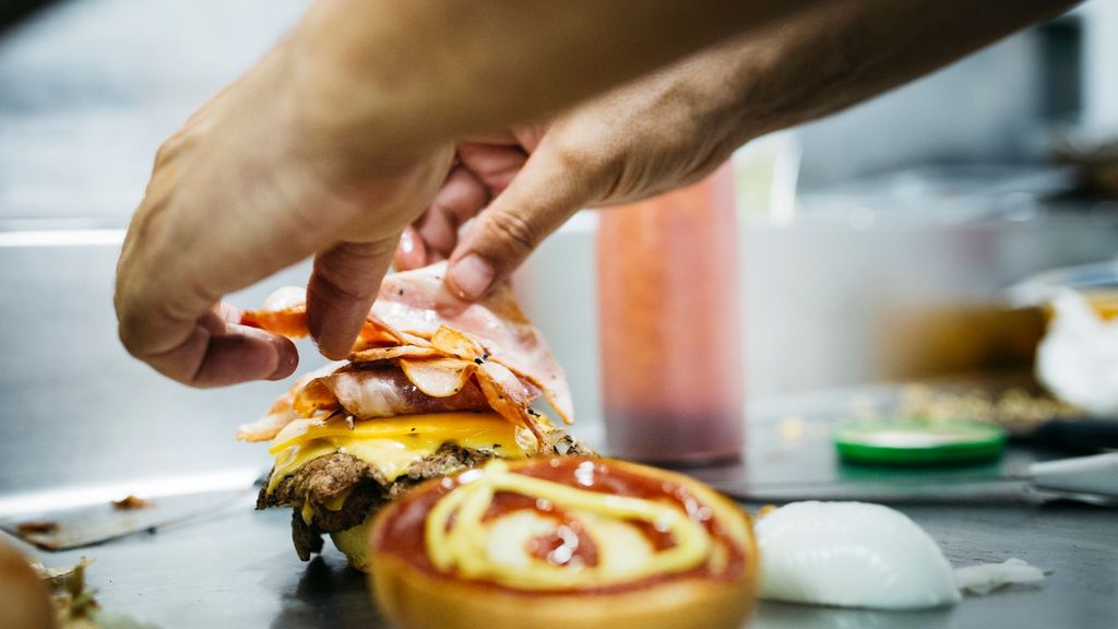 Chef preparando una hamburguesa