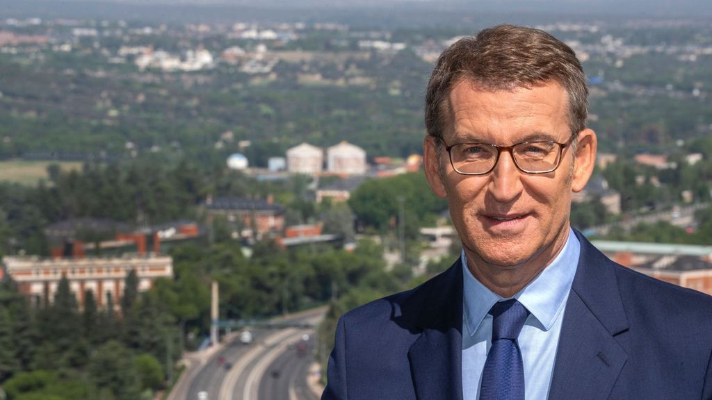 El candidato a la presidencia del Gobierno, Alberto Núñez Feijóo, con el Palacio de La Moncloa de fondo