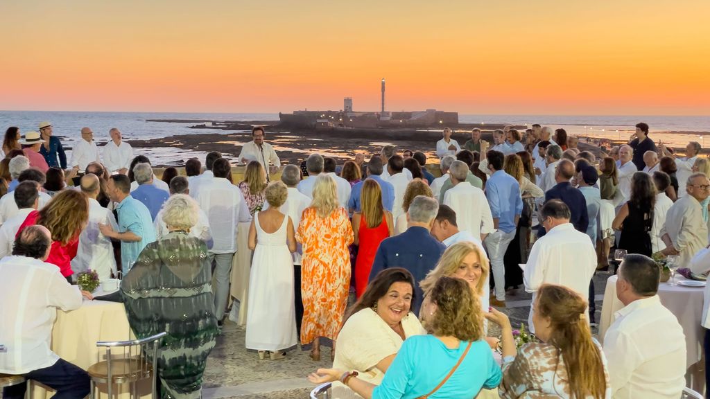 El pregón en el Baluarte de los Mártires, al atardecer en la Playa de la Caleta