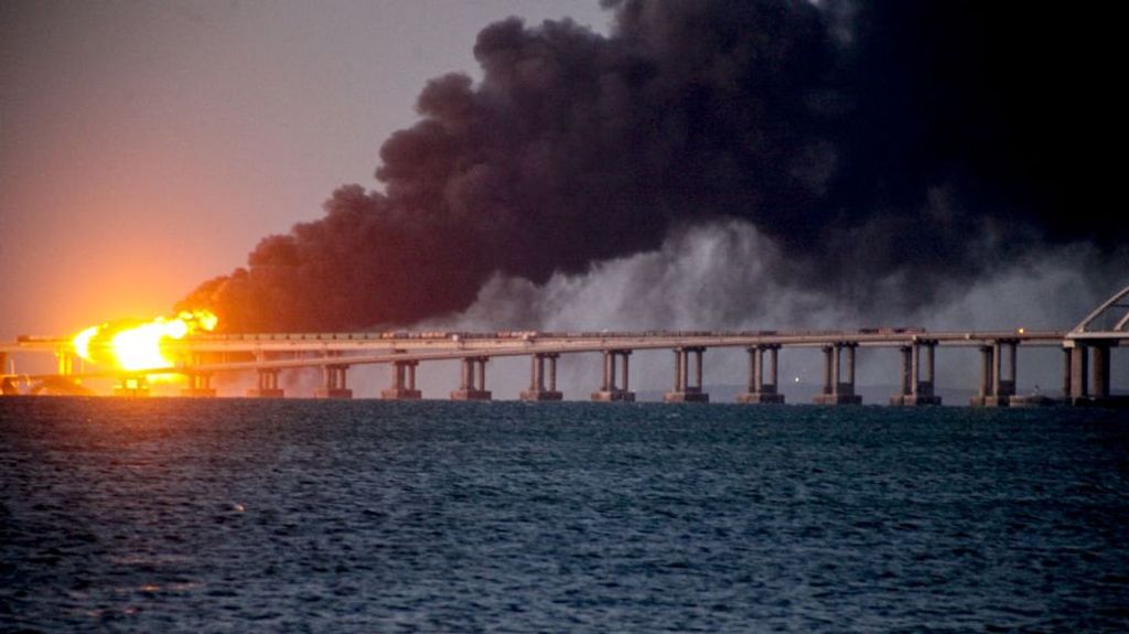 Mueren dos personas por ataque con dos "drones de superficie" contra el puente de Kerch, en Crimea