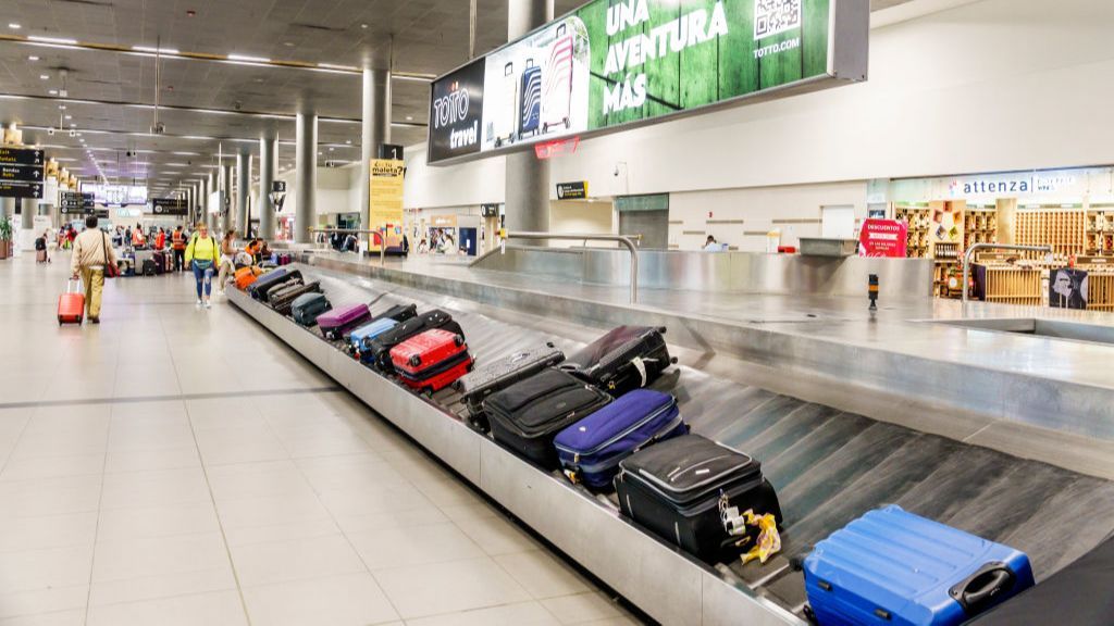El trabajador de un aeropuerto desvela por qué algunas maletas tardan más en salir por la cinta