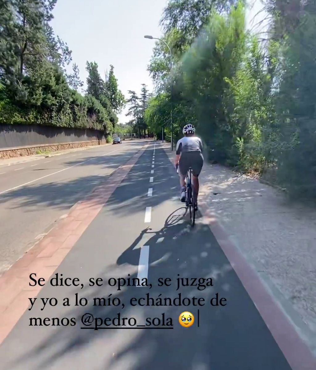 Elena Rodríguez haciendo ciclismo en plena ola de calor