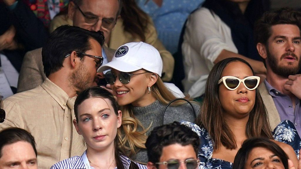 Jonathan Bailey y Ariana Grande al lado de Andrew Garfield