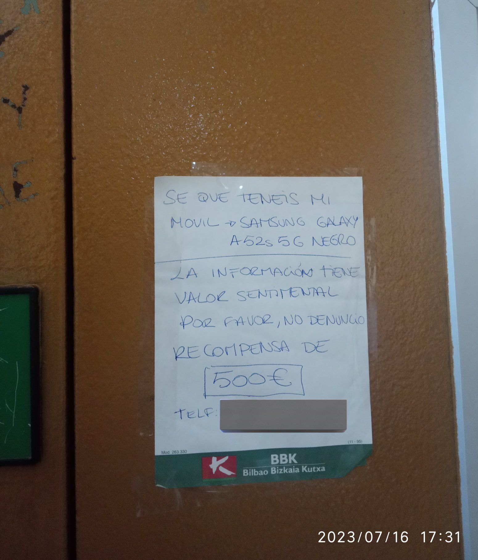 Nota que ha dejado Janire en el portal del edificio donde ubica su móvil