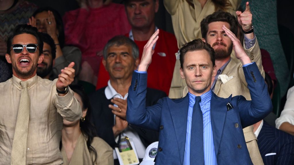 Tom Hiddleston y, justo detrás, Jonathan Bailey y Andrew Garfield