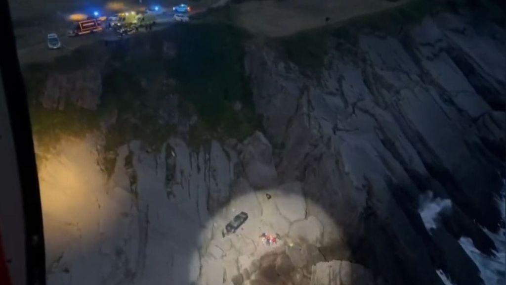Un hombre resulta herido tras caer con su coche por un acantilado en Castro Urdiales, Cantabria