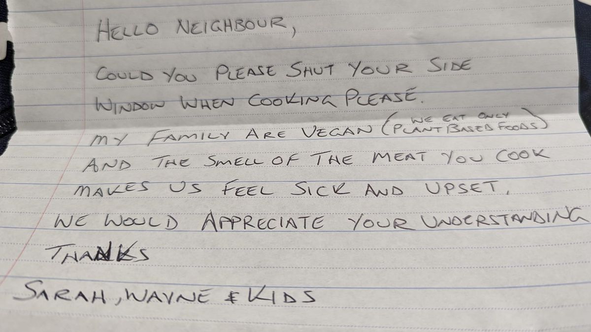 Un vegano se queja por carta a su vecino por el olor "repugnante" a carne mientras cocina