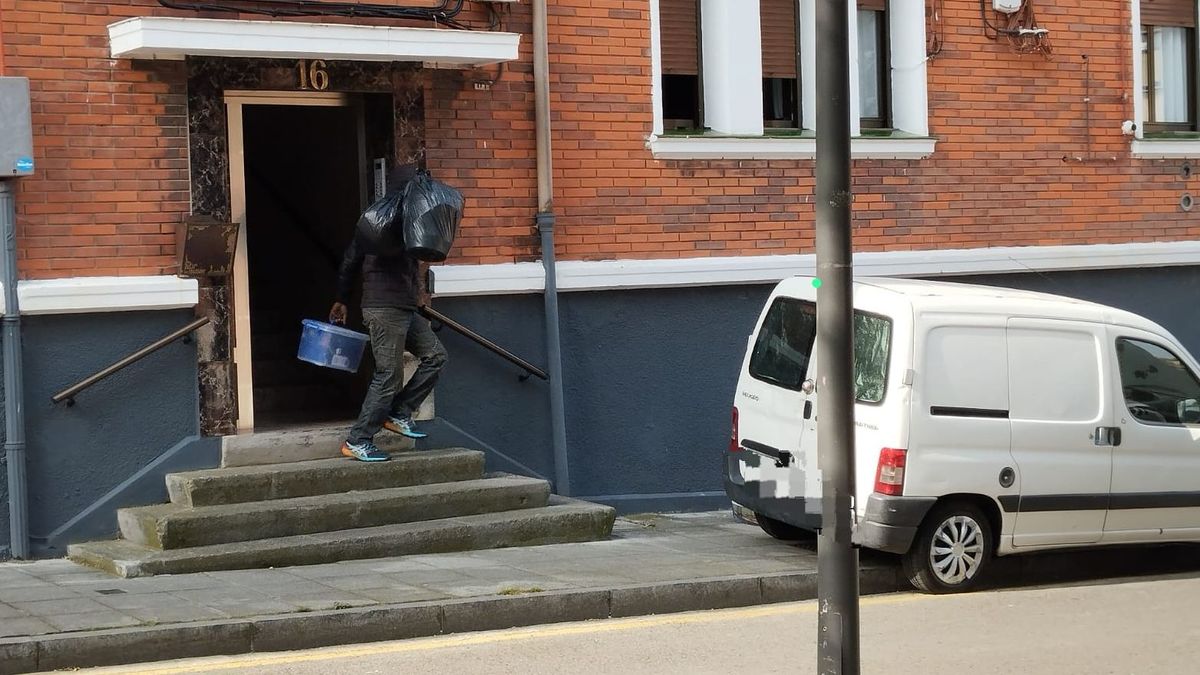 Uno de los okupas abandonando la vivienda ocuapda a una anciana en Sestao.