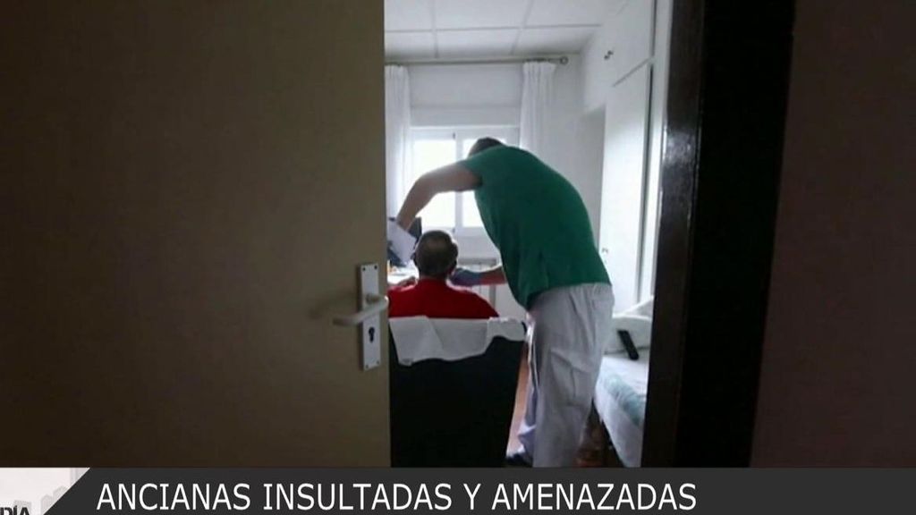 Los audios de los insultos y amenazas de un enfermero a ancianos en una residencia: "Hueles a cabra"